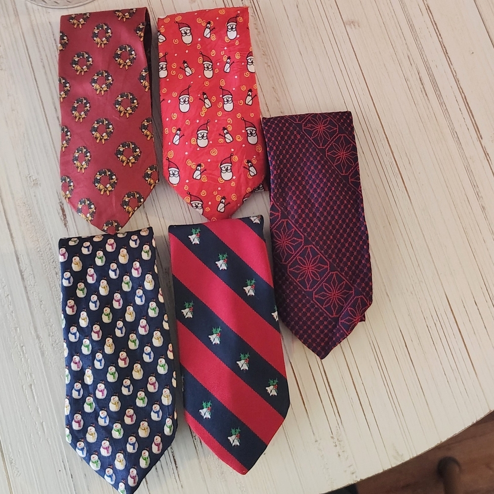 Christmas Tie Set Of 5. Christmas Wreath,Santa w/Snowman, Bells W/Holly, Poinset